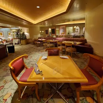 落ち着いた雰囲気の広々とした店内