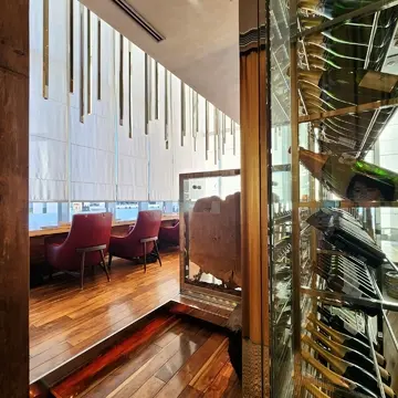 お隣にはバータイプのお席もあり景色も良さそう。