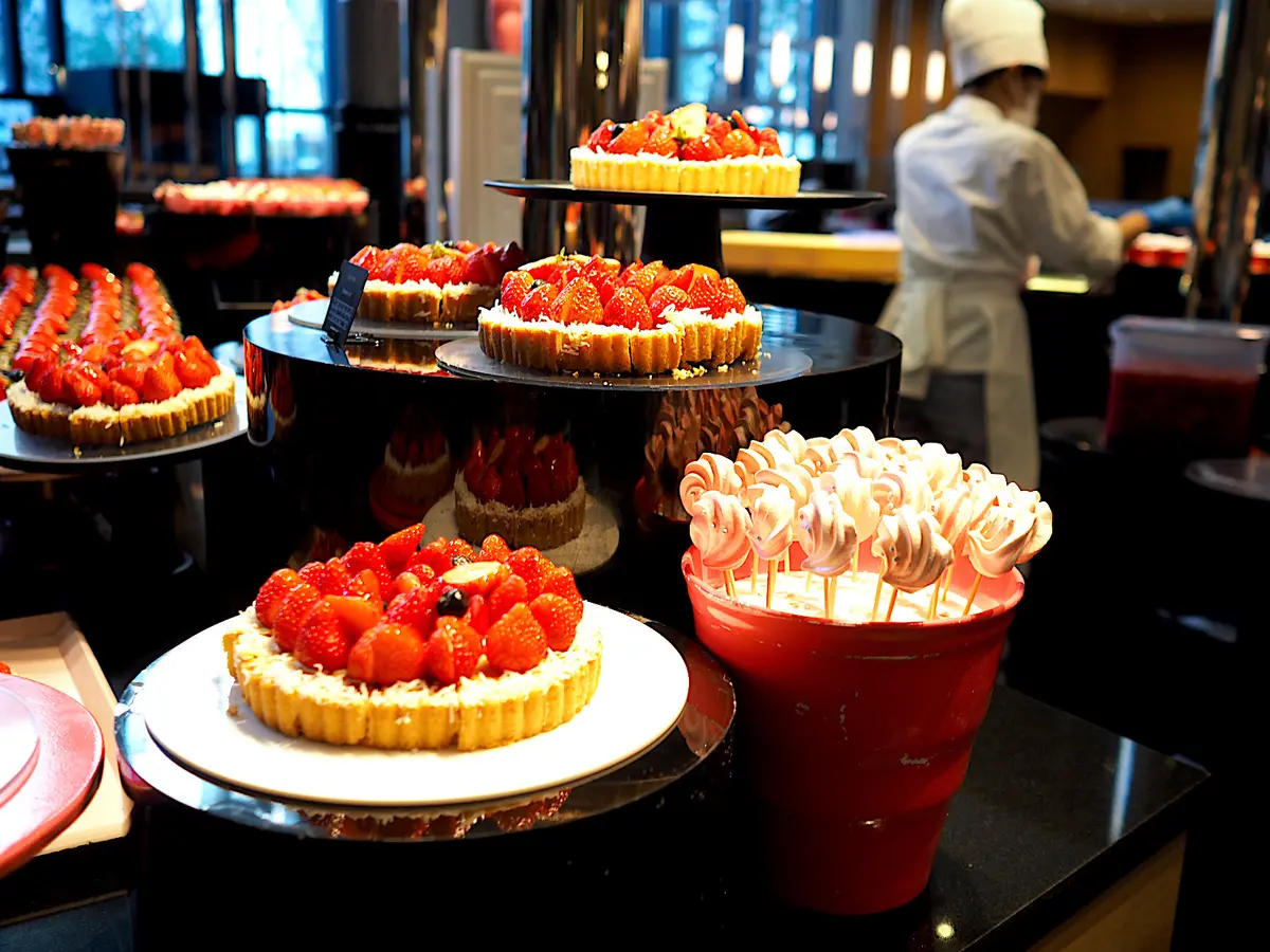 ストロベリータルトとフラワーポップ