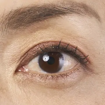  エクラ 華組　宮原江里子さんがアイシャドウをお試し