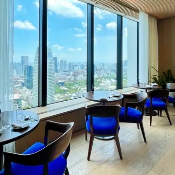 東京エディション虎ノ門のレストラン「ブルーダイニング」店内写真