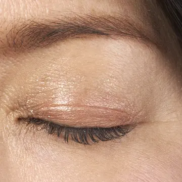 エクラ 華組　根村麻里さんがアイシャドウをお試し