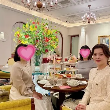 銀座クリスタルカフェのフロアでアフタヌーンティーを楽しむ3人の女性の写真