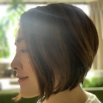 左サイドの前下がりボブ