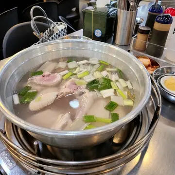 着席後、瞬時に解体される鶏肉(笑)