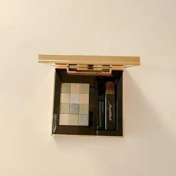 アンプリチュードの新作アイシャドウは、見た目にも美しいモザイク模様のパレット