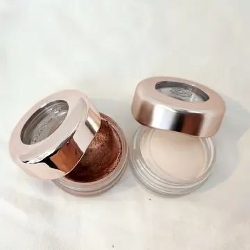 アイカラーのハイライトで気に入って使っていたアイグロウジェムはベージュに加えてホワイトを追加しました。