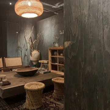 ダウンライトがオシャレなカフェ