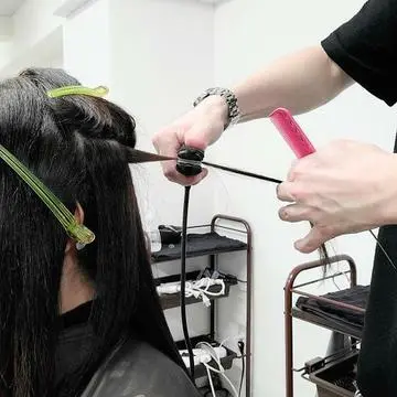 アイロンで伸ばしています