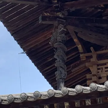 法隆寺の金堂の柱を支えている龍