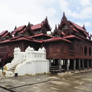 インレー湖の玄関、ニャウンシェ近くに建つ総チーク造りのシュエヤンピェー僧院。