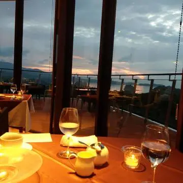 海を一望できるリゾートホテルの絶景レストランにて