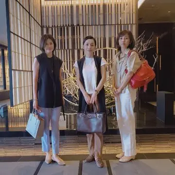 「濱」の前で友人と