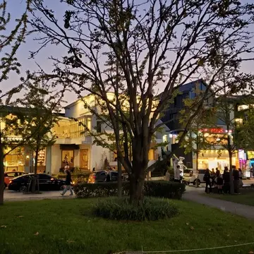 とってもお洒落な弘大(ホンデ)の街並み。お洒落なカフェが立ち並んでいます。またゆっくり来たいな。