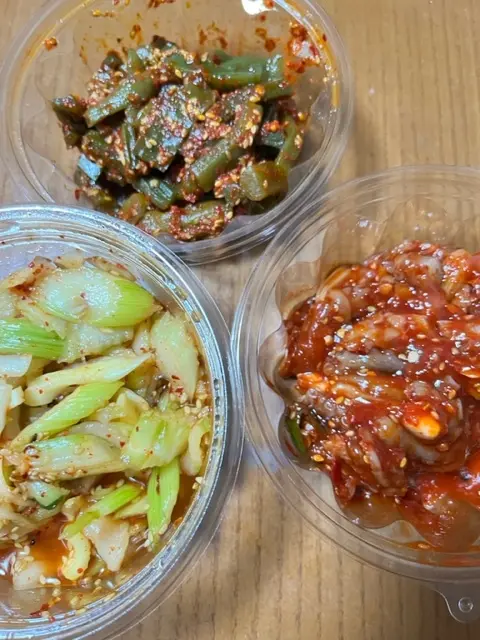 時計回りに、山クラゲキムチ、ミックスチャンジャ、セロリキムチ。