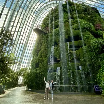 ガーデンズ・バイ・ザ・ベイ内クラウドフォレストの大滝前で撮影した観光写真