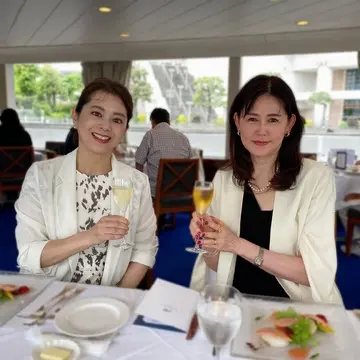 グラスを持つジャケット姿の二人の女性