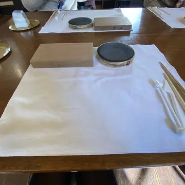 和菓子作り体験のために整えられた作業スペースと道具。