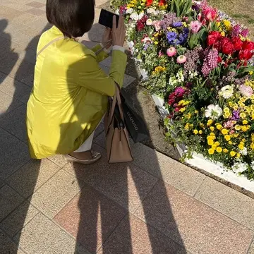 花を撮影する女性