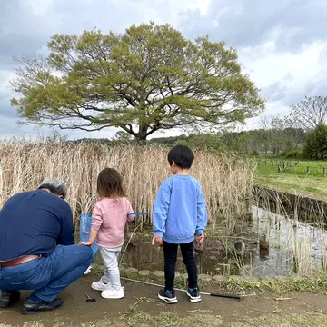 おたまじゃくしを釣る、じいじとチビちゃんたち。