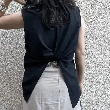 黒のトップスのバックスタイル