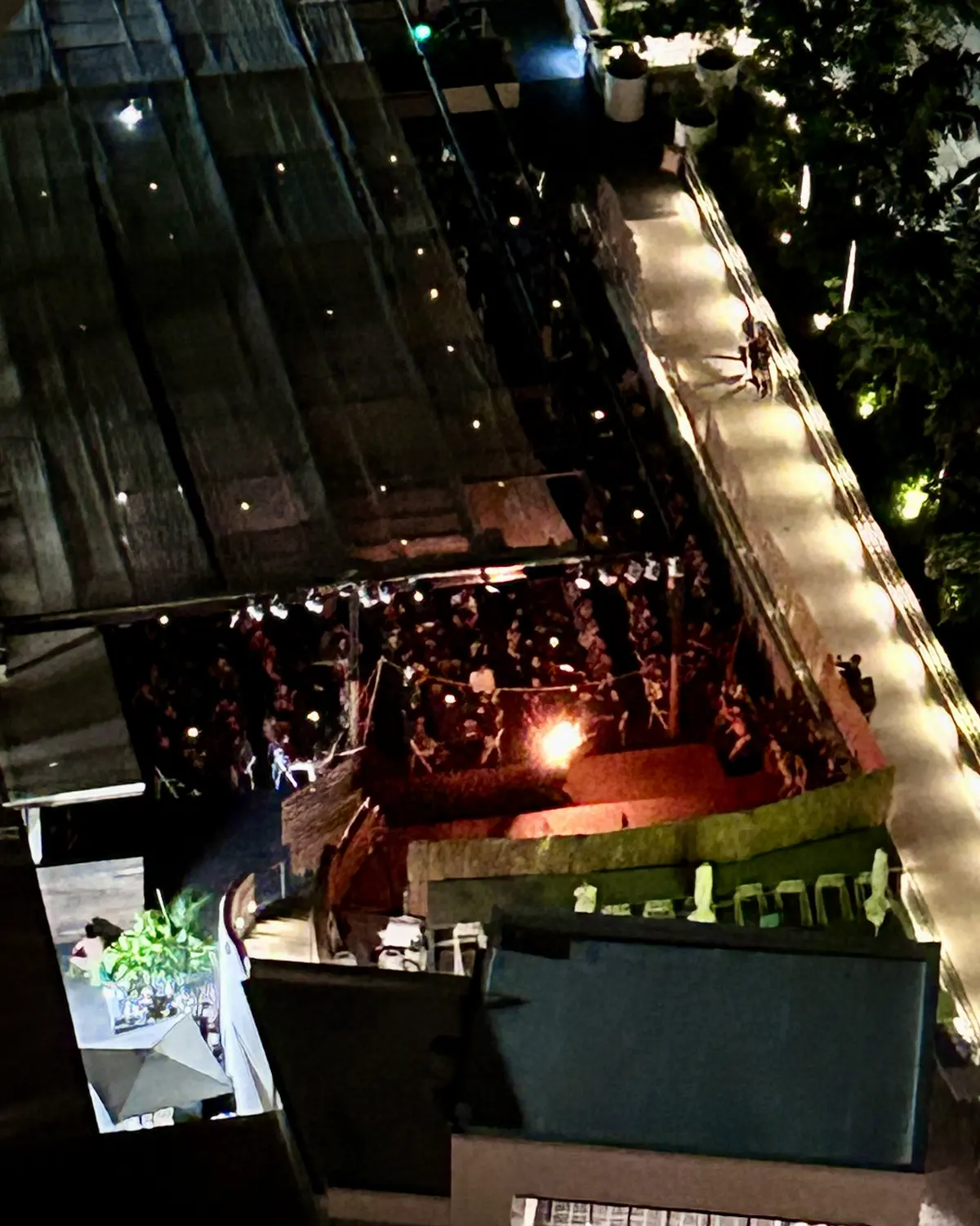 お部屋のバルコーから見えたファイヤーショーの炎