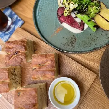 【エースホテル京都】の緑と開放感あふれるメインダイニングへ