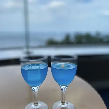 ウェルカムドリンクはブルーですがピーチ味のカクテル（ノンアル）