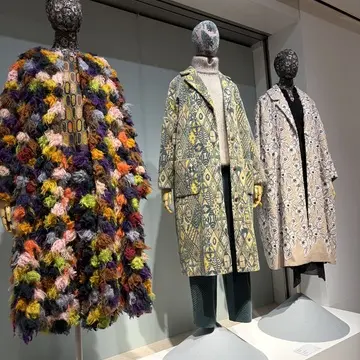 もこもこのテキスタイルを使って作られたコートは個性的でクールな印象。着ていることで事故を開放できる魅力も