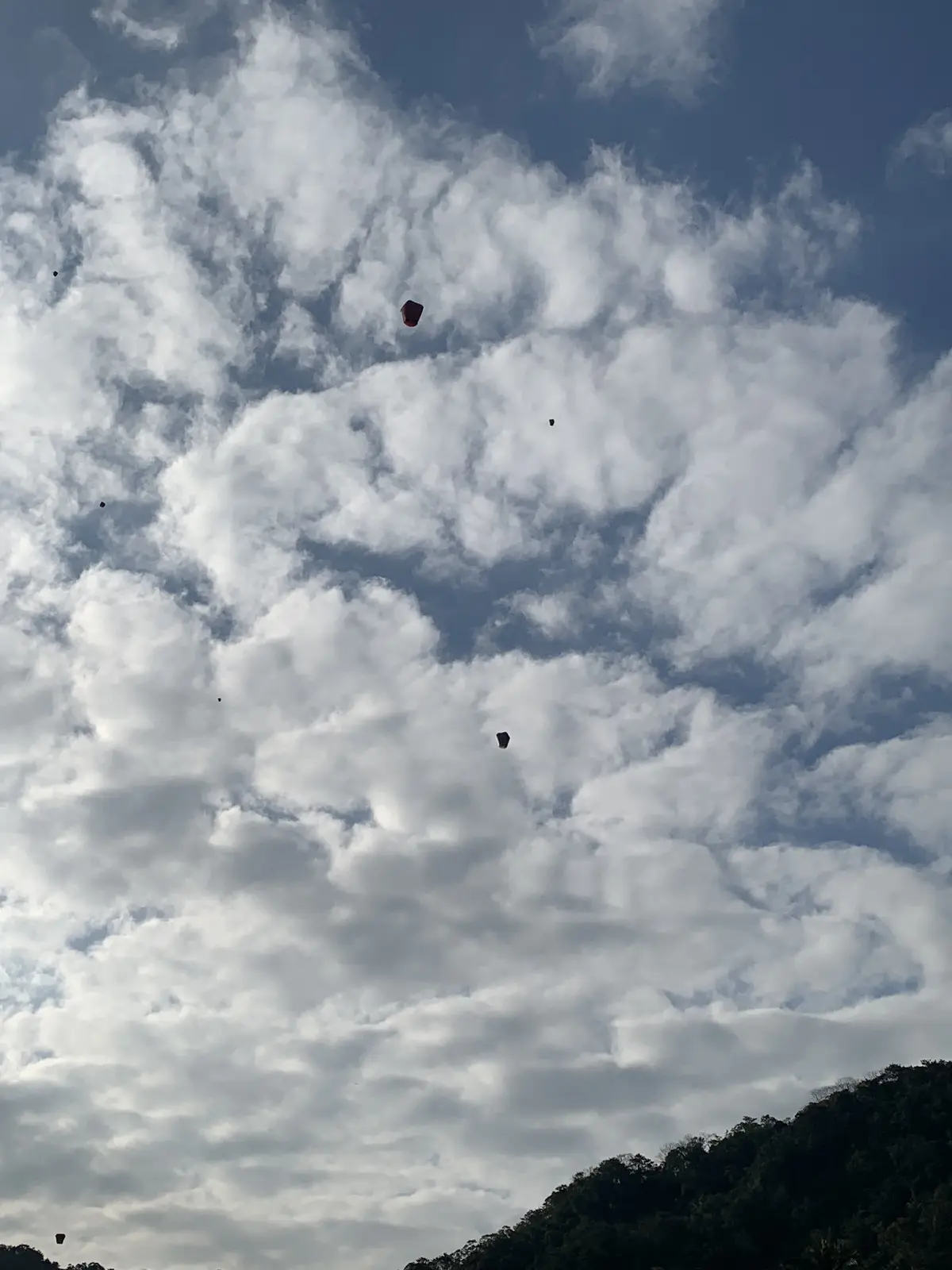 青空に上がるランタン