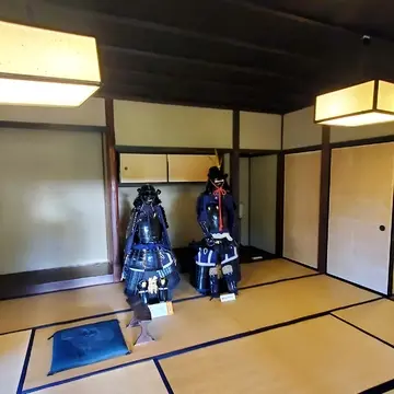 お座敷には鎧兜も。歴史を感じますね。