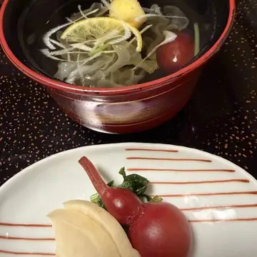出汁が効いた吸い物と瓢箪形の漬物