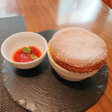 焼き上がりまで30分手間暇かけた焼きたてスフレいちごのフレッシュコンポート添え