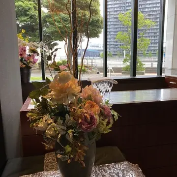 ボードウォークに囲まれたシーフォートスクエア1階のレストラン奥にあるラウンジ