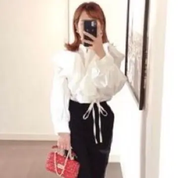 スタイリングの白ブラウスコーデ襟を前で結ぶ