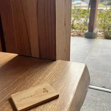 番号札も木の温もりが。