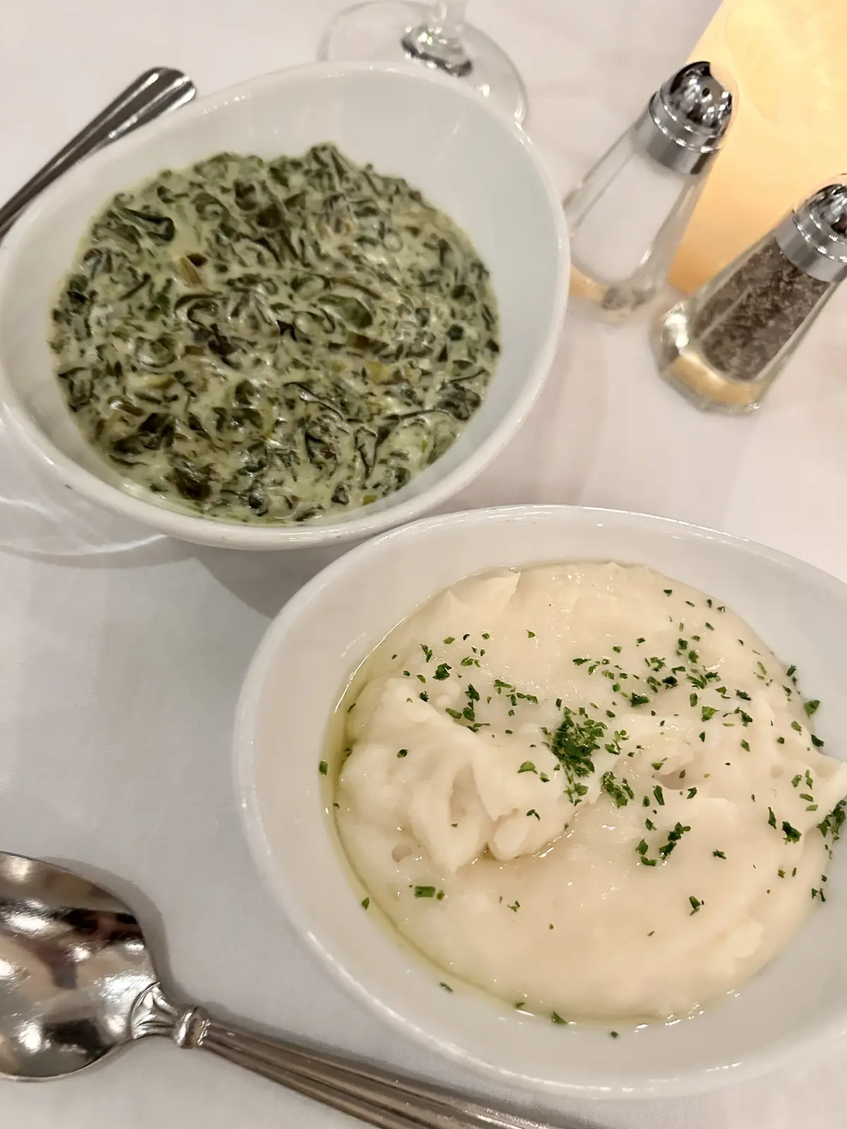 付け合わせも選べてマッシュポテトにほうれん草のクリーム煮