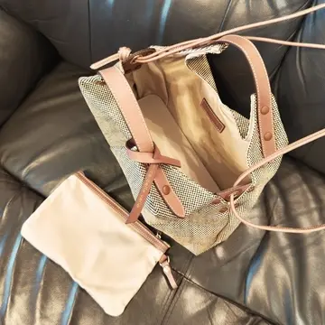 バッグの中はこんな感じ。ポーチ付き