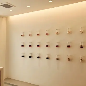 右から左へ。1日目から7日目までの梅シロップ3タイプの組合せが可愛らしく壁に飾られています。