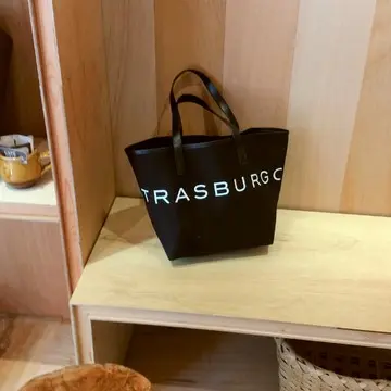 秋コーデに大人のBIGロゴトートの画像_1