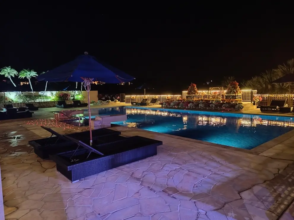 プールサイドのライトアップも美しい