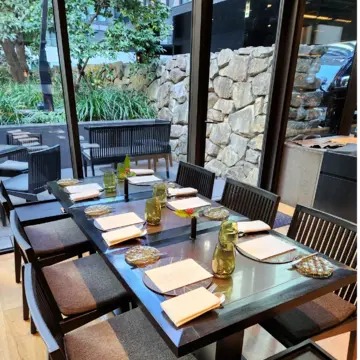 窓際の席を用意して下さっていました。暖かい日はテラスも良さそう。