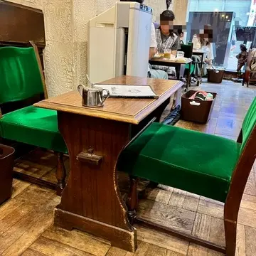 元町サントス店内