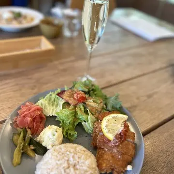 ランチセットはカツレツとハッピーアワーでスパークリングワインを