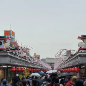 春の仲見世通り