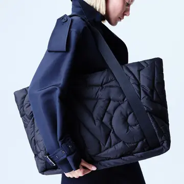 バッグ「アクリス アレクサ ラージ」を持った女性モデル