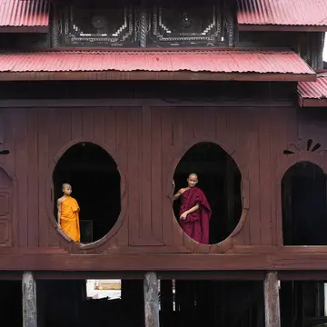 ミャンマーで僧院の丸窓はたいへん珍しく、窓辺に佇む若い僧は絵になります。