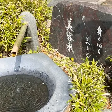 美容水を数滴お顔につけるといいそうです。