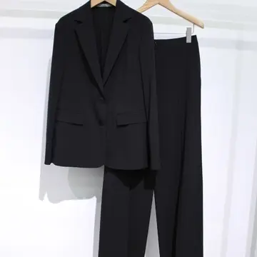 theory luxe　黒のジャケットとワイドパンツのセットアップ