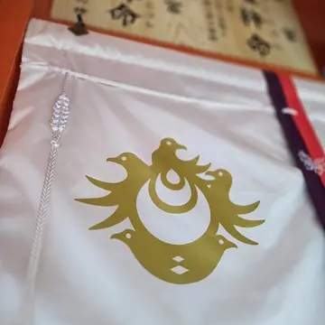 至る所に八咫烏のモチーフ